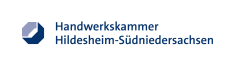 Logo der Handwerkskammer Hildesheim-Süd­niedersachsen: achteckiges Symbol in Grau und Dunkelblau, daneben Schriftzug.